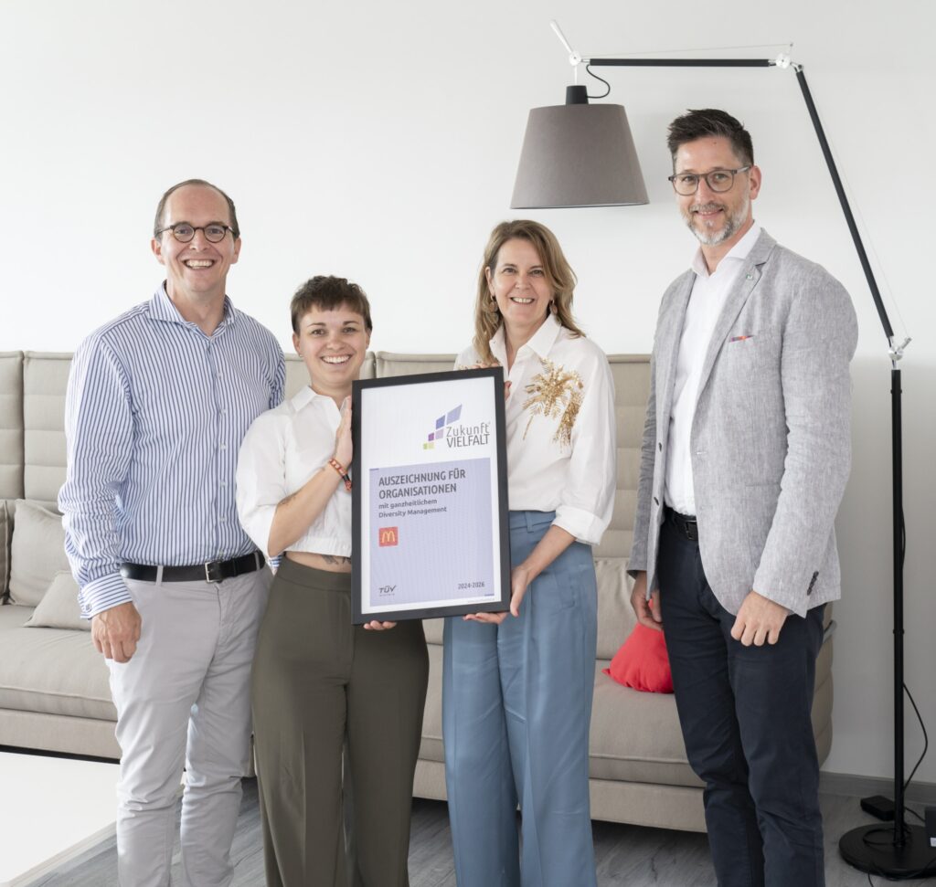 Das Team von McDonald’s bei der Überreichung des Diversity Zertifikats: (v.l.n.r.) Nikolaus Piza (Managing Director), Ines Wagner-Schwartz (Employee Experience Consultant) und Karin Probst (Chief People Officer) mit Mathias Cimzar (ZukunftVIELFALT®)